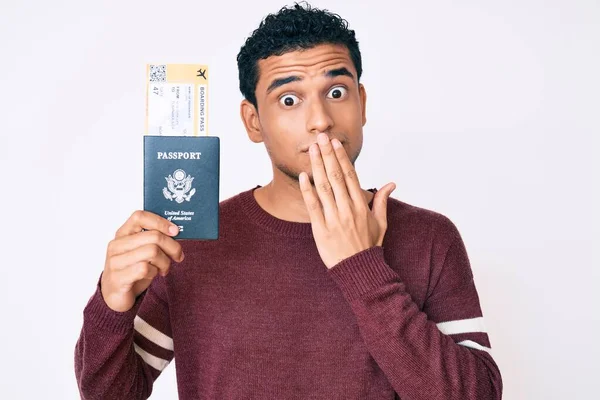 Jovem Hispânico Bonito Segurando Cartão Embarque Passaporte Cobrindo Boca Com — Fotografia de Stock