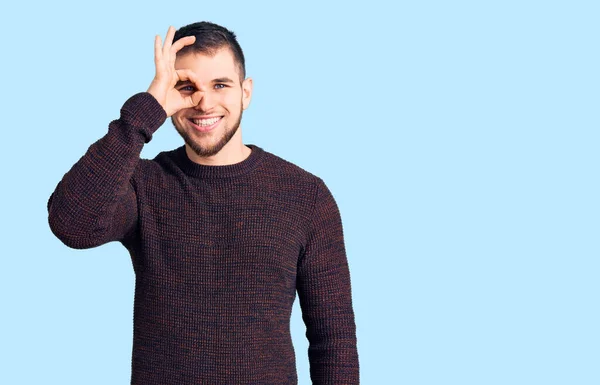 Junger Gutaussehender Mann Lässigem Pullover Tut Geste Mit Lächelnder Hand — Stockfoto