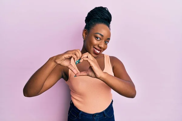 Jonge Afro Amerikaanse Vrouw Draagt Casual Stijl Met Mouwloos Shirt — Stockfoto