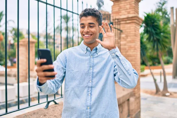 Jeune Homme Latino Souriant Heureux Faire Appel Vidéo Utilisant Smartphone — Photo