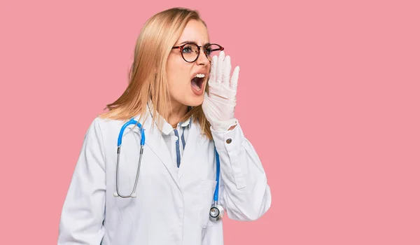 Mulher Branca Bonita Vestindo Uniforme Médico Estetoscópio Gritando Gritando Alto — Fotografia de Stock