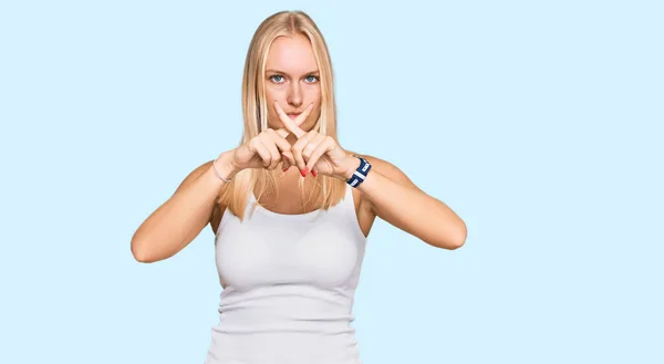 Молода Блондинка Повсякденному Стилі Виразом Відторгнення Сорочки Рукавів Перетинаючи Пальці — стокове фото
