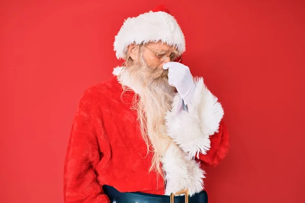 Staruszek Siwymi Włosami Długą Brodą Tradycyjnym Kostiumie Świętego Mikołaja Pachnący — Zdjęcie stockowe