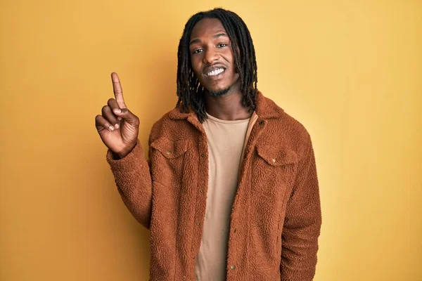 Hombre Afroamericano Con Trenzas Con Chaqueta Retro Marrón Apuntando Con —  Fotos de Stock