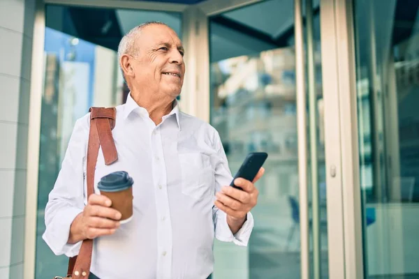 Uomo Affari Anziano Dai Capelli Grigi Che Usa Smartphone Beve — Foto Stock