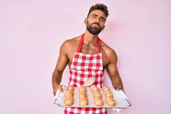 Giovane Ispanico Uomo Torso Nudo Indossare Panettiere Uniforme Tenendo Pane — Foto Stock