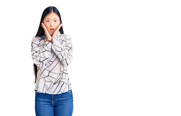 Νεαρή Όμορφη Κινέζα Γυναίκα Φορώντας Casual Πουκάμισο Φοβισμένος Και Σοκαρισμένος — Φωτογραφία Αρχείου