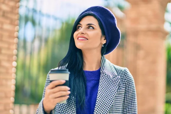 Ung Vacker Kvinna Bär Fransk Stil Dricka Bort Kaffe Staden — Stockfoto