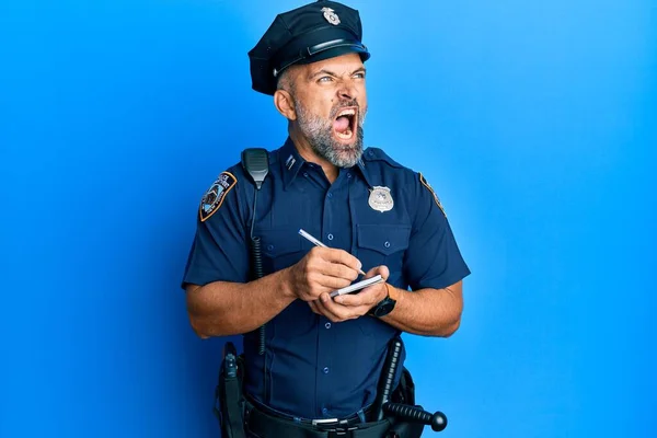 中世のハンサムな男を着て警察の制服交通罰金怒って怒って怒って叫んで怒りと激怒し 怒りで叫んで書き込みます 怒りと攻撃的な考え方 — ストック写真