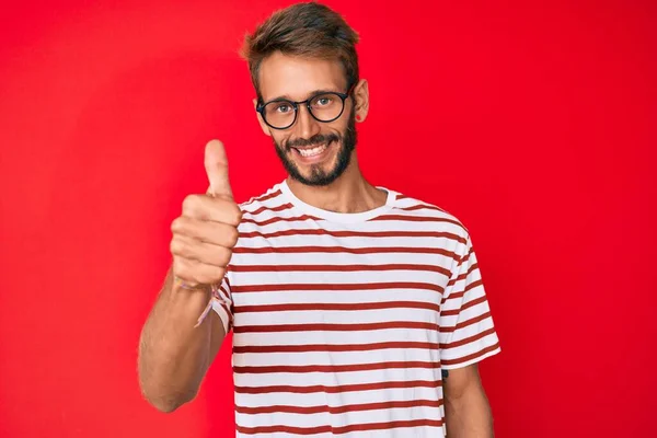 Przystojny Biały Mężczyzna Brodą Luźnych Ubraniach Okularach Uśmiechnięty Szczęśliwy Pozytywny — Zdjęcie stockowe
