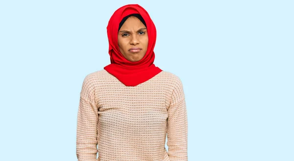 Jovem Afro Americana Vestindo Tradicional Lenço Islâmico Hijab Deprimido Preocupar — Fotografia de Stock