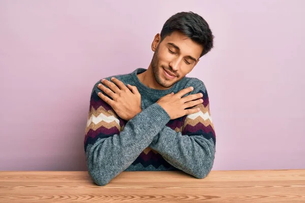 Ein Junger Gutaussehender Mann Lässigem Winterpullover Sitzt Auf Dem Tisch — Stockfoto