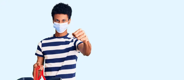 Νεαρός Αφροαμερικάνος Που Φοράει Καλάθι Ψώνια Και Ιατρική Μάσκα Ενοχλημένος — Φωτογραφία Αρχείου