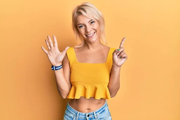 Junges Blondes Mädchen Lässiger Kleidung Zeigt Mit Finger Nummer Sechs — Stockfoto