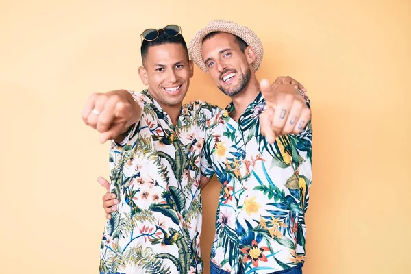Молода Гей Пара Двох Чоловіків Літньому Капелюсі Гавайській Сорочці Вказує — стокове фото