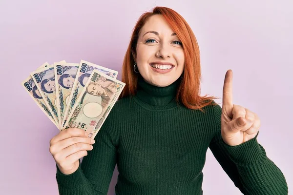 Elinde Japon Yen Banknotları Tutan Güzel Kızıl Saçlı Kadın Bir — Stok fotoğraf