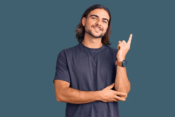 Jovem Homem Bonito Vestindo Roupas Casuais Sorrindo Feliz Apontando Com — Fotografia de Stock