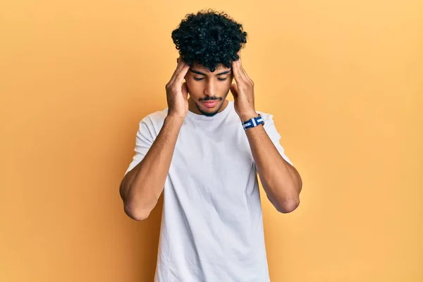 Hombre Joven Árabe Guapo Usando Camiseta Blanca Casual Con Mano — Foto de Stock