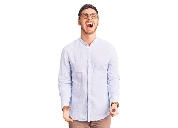Przystojny Młody Człowiek Eleganckiej Koszuli Biznesowej Okularach Wściekły Szalony Krzyczący — Zdjęcie stockowe