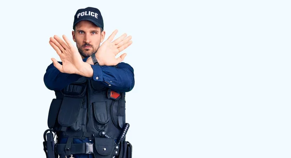 Jonge Knappe Man Draagt Politie Uniform Afwijzing Uitdrukking Kruisen Armen — Stockfoto