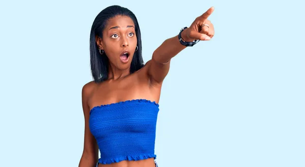 Young African American Woman Wearing Casual Summer Clothes Pointing Finger — Stock Photo, Image