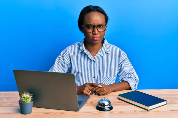 Junge Afrikanerin Die Der Hotelrezeption Mit Laptop Arbeitet Ist Skeptisch — Stockfoto