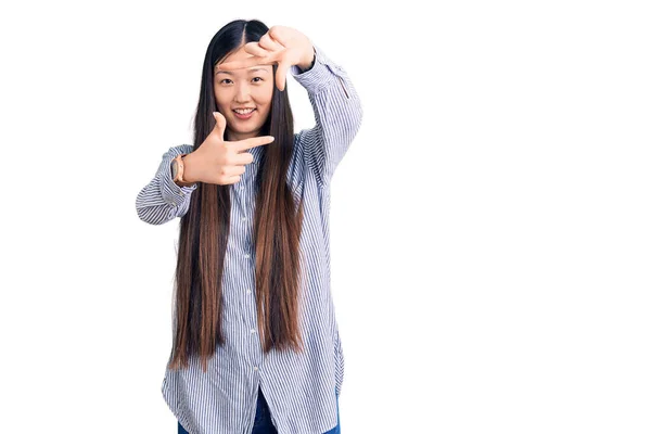 Ung Vacker Kinesisk Kvinna Bär Avslappnad Skjorta Leende Gör Ram — Stockfoto