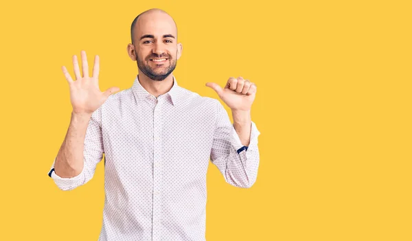 Jeune Bel Homme Portant Une Chemise Élégante Montrant Pointant Vers — Photo