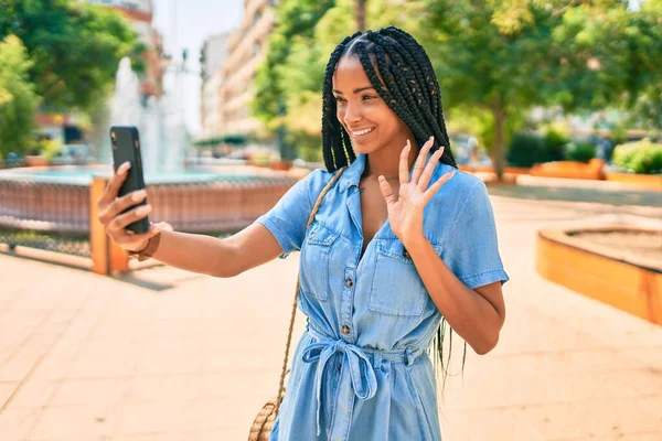 Joven Mujer Afroamericana Sonriendo Feliz Haciendo Videollamada Usando Smartphone Parque — Foto de Stock