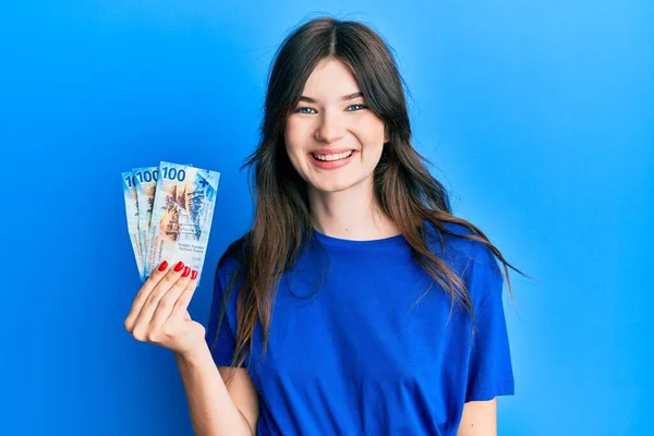 Joven Hermosa Chica Caucásica Sosteniendo Billetes 100 Francos Suizos Que — Foto de Stock