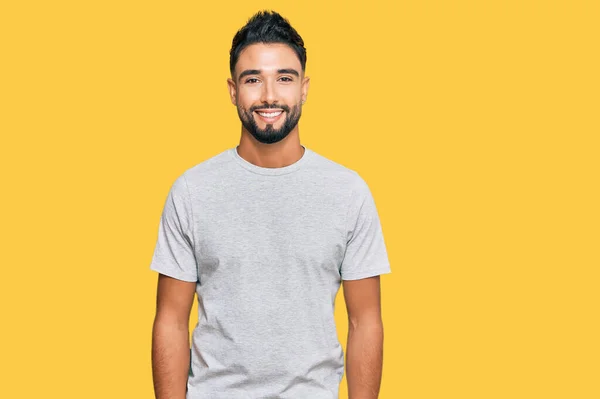 Jovem Com Barba Vestindo Camiseta Cinza Casual Com Sorriso Feliz — Fotografia de Stock