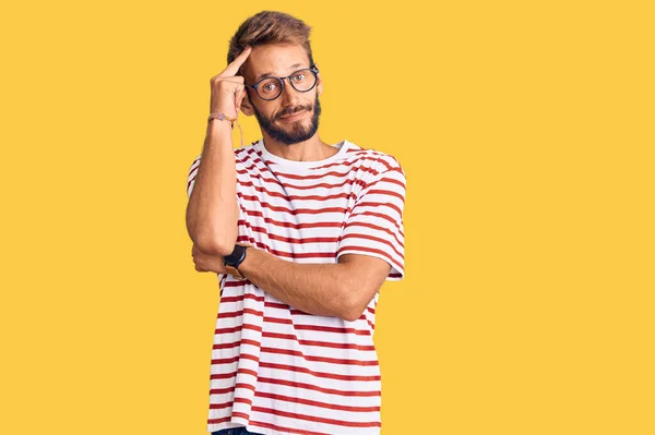 Schöner Blonder Mann Mit Bart Lässiger Kleidung Und Brille Besorgt — Stockfoto