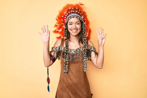 Jong Mooi Latijn Meisje Dragen Indiaans Kostuum Tonen Wijzen Met — Stockfoto