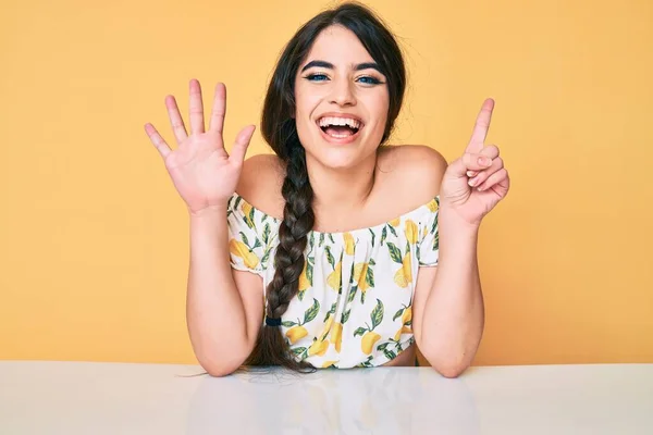 Brunette Tiener Meisje Dragen Casual Kleding Zitten Tafel Tonen Wijzen — Stockfoto