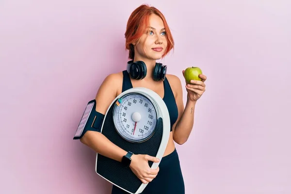 Junge Schöne Rothaarige Frau Hält Gewichtsmaschine Gewichtsverlust Auszugleichen Lächelnd Zur — Stockfoto