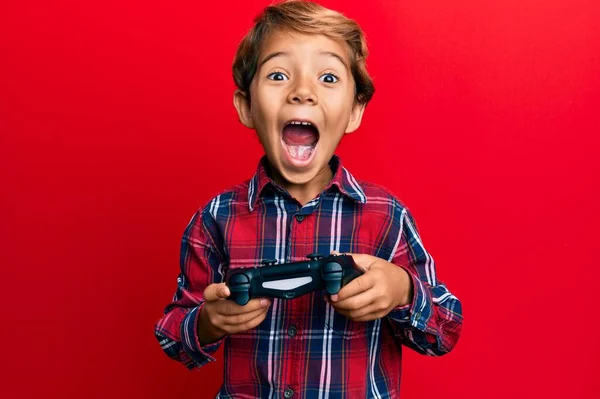 Adorable Niño Latino Jugando Videojuego Celebración Controlador Celebrando Loco Sorprendido —  Fotos de Stock