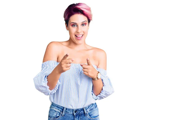 Jovem Mulher Bonita Com Cabelo Rosa Vestindo Roupas Casuais Apontando — Fotografia de Stock