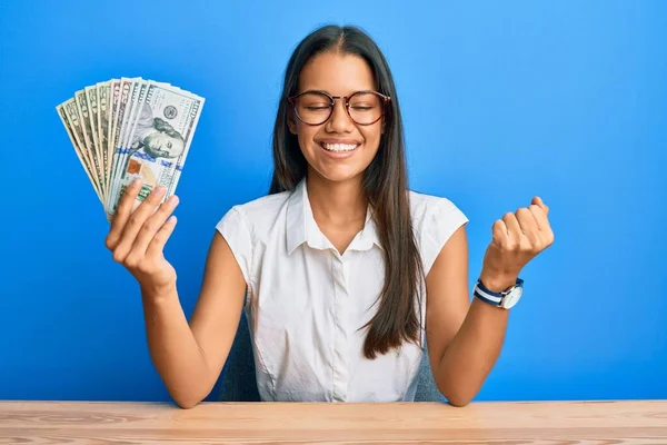 Hermosa Mujer Hispana Sosteniendo Dólares Gritando Orgullosa Celebrando Victoria Éxito —  Fotos de Stock