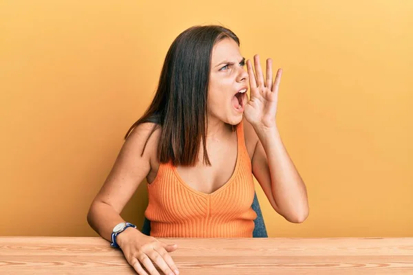 Young Caucasian Woman Wearing Casual Clothes Sitting Table Shouting Screaming — Stock Photo, Image