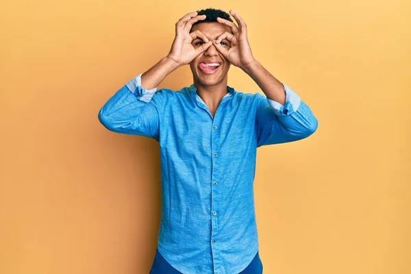 Jonge Arabier Man Draagt Casual Kleding Doet Gebaar Als Verrekijker — Stockfoto