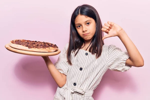 Bella Bambina Che Tiene Pizza Italiana Con Faccia Arrabbiata Segno — Foto Stock