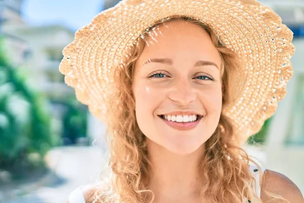 Jonge Mooie Blanke Vrouw Met Blond Haar Glimlachen Gelukkig Buiten — Stockfoto