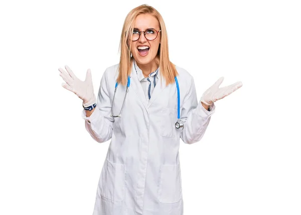 Mooie Blanke Vrouw Doktersuniform Stethoscoop Gek Gek Schreeuwen Schreeuwen Met — Stockfoto