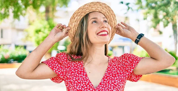 Junge Blonde Frau Urlaub Lächelt Glücklich Fuß Auf Der Straße — Stockfoto