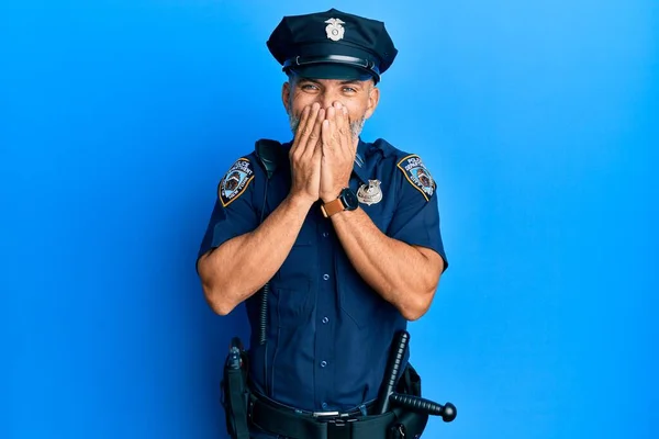 Middelbare Leeftijd Knappe Man Politie Uniform Lachen Verlegenheid Giechelen Bedekken — Stockfoto