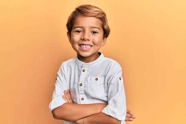 Чарівна Латинська Дитина Повсякденному Одязі Щасливе Обличчя Посміхається Схрещеними Руками — стокове фото