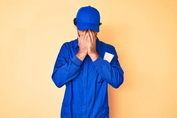 Jovem Bonito Com Cabelo Encaracolado Urso Vestindo Uniforme Macacão Construtor — Fotografia de Stock