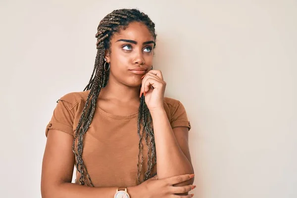 顎に手で質問について真剣に考え 混乱のアイデアについて思慮深いカジュアルな服の深刻な顔を身に着けているブライドと若いアフリカ系アメリカ人女性 — ストック写真
