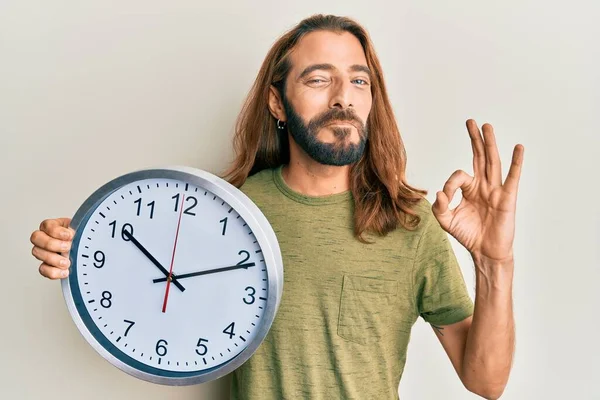 Aantrekkelijke Man Met Lang Haar Baard Met Grote Klok Doet — Stockfoto