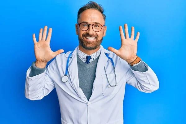 Schöner Mann Mittleren Alters Arztuniform Und Stethoskop Zeigt Und Zeigt — Stockfoto